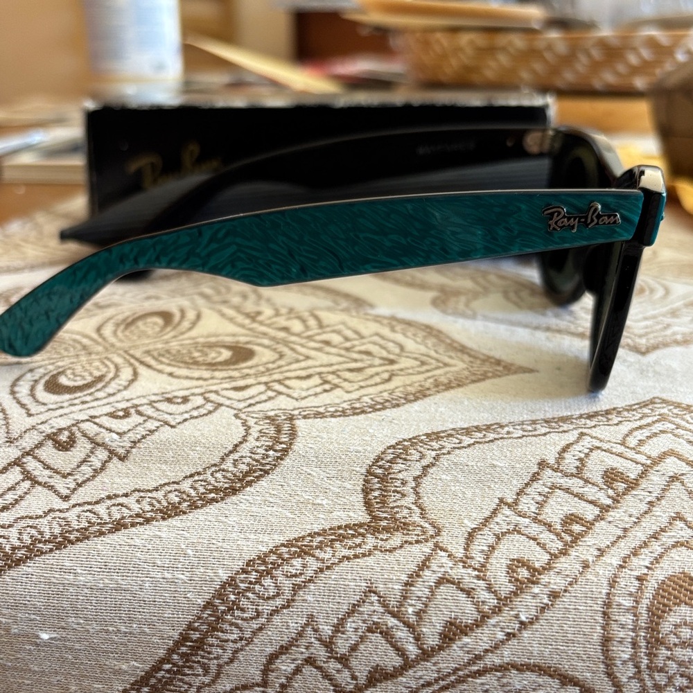 Ray-Ban Wayfarer Street Neat Sunglasses- New with box and case - Picture 4 of 9